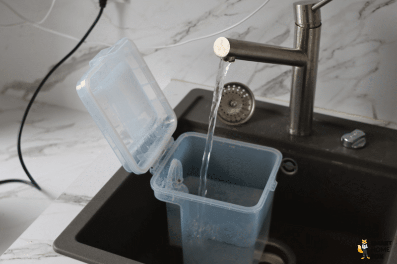 Wasser wird in den Frischwassertank des ECOVACS DEEBOT X2 OMNI eingefüllt.